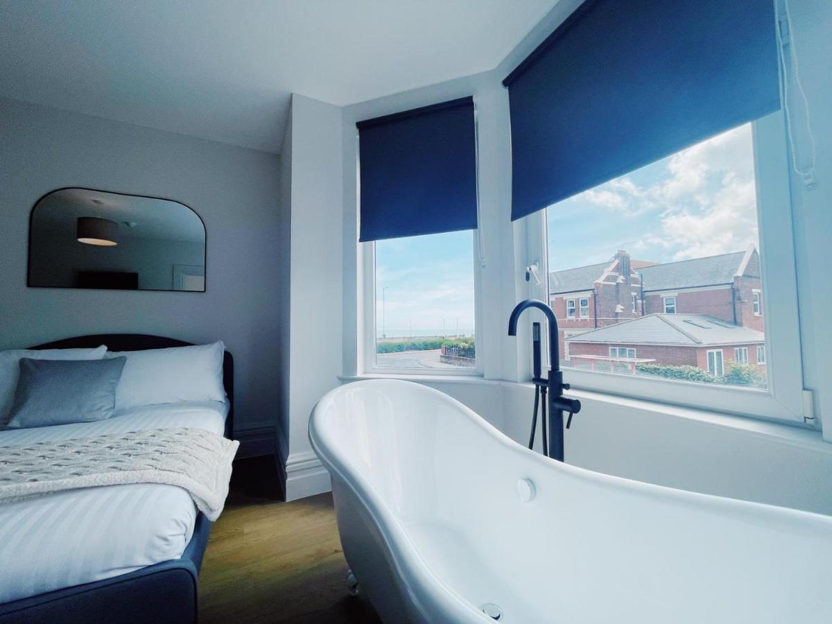 Stunning 8-Bed House With Sea & Beach Views Great Yarmouth Exterior photo